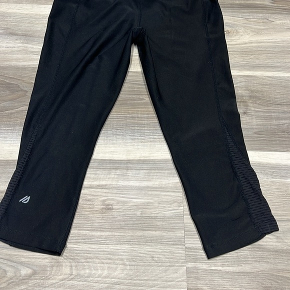 Eddie Bauer black capris size  small - Picture 10 of 10